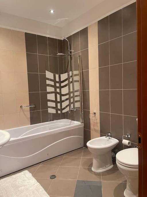 Stylish Central Apartment Tirana Exterior foto